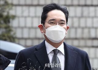 가석방 하루 앞둔 이재용 재판…추가증거 놓고 신경전