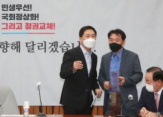 대화하는 김기현 원내대표와 김석기 조직부총장