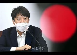 대선 초입에 만난 '이준석 리스크'…"조연 역할 충실해야"