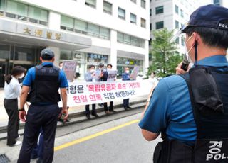 안민석 의원 '친일행적 최재형 규탄' 기자회견에서 거리두기 4단계 집회, 시위 전면금지 통보하는 경찰