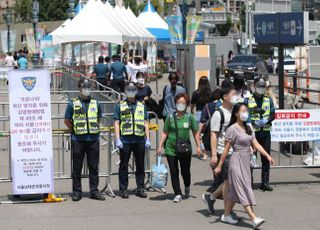 서울역 임시선별소 앞 설치된 경찰 펜스