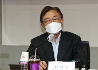 여론조사 왜곡...최재형 캠프 “일본에게 한국국가대표 뽑아달라는 격”