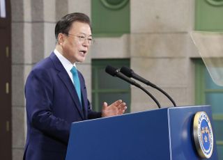 靑 “문 대통령 축사, 언론중재법과 상충하지 않아”