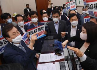 '징벌적 손배' 언론중재법, 국민의힘 반발 속 문체위 통과