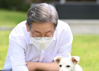 보호견 '오리'에게 물 주는 이재명 경기도지사