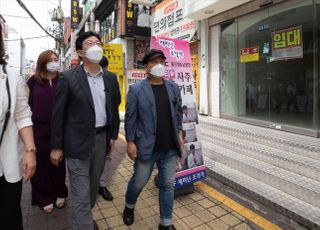 홍대거리 폐업 점포 둘러보는 유승민