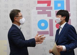 이준석 대표에게 언론악법 저지 공동투쟁 제안서 전달한 최재형 