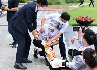 언론중재법 강행처리 중단 촉구 기자회견에 항의하다 제지 당하는 언론중재법 찬성 시민