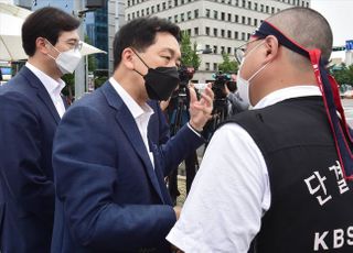 언론중재법 필리버스터 현장 방문한 김기현 국민의힘 원내대표