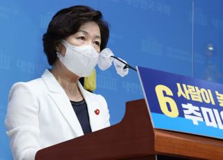 추미애 "조민 입학취소, 야만적이고 비열"…유은혜 책임론도