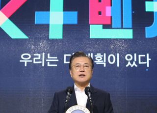 문대통령 "M&amp;A 시장 활성화…2000억 규모 전용 펀드 조성"