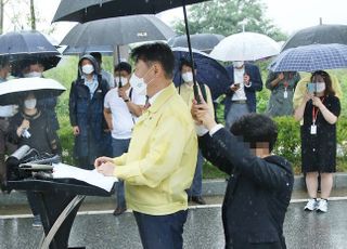 ’무릎 꿇고 법무차관 우산 의전’ 파문…野 "비뚤어진 인권 의식"