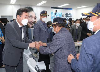 월남전 참전 용사들과 인사하는 이낙연