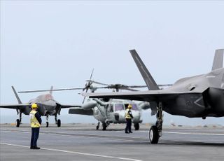 이륙 시연 준비하는 영국 항모 퀸 엘리자베스함 함재기 F-35B