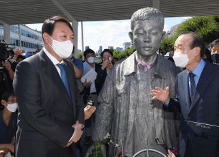 전태일 동상 앞에서 대화하는 윤석열-장기표