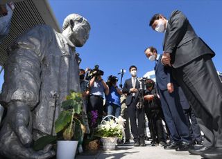 전태일 동상 참배하는 윤석열-장기표