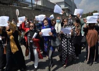 탈레반 본색…아프간 여성 시위에 최루탄·공포탄 쏘며 진압