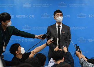  '고발 사주 의혹' 관련 질문 답변하는 김웅 의원