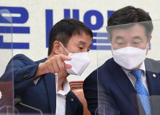 한병도 원내수석부대표와 대화하는 윤호중 원내대표