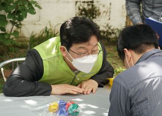 [현장] “진심을 담아서”…유승민, 시각장애인들 만나 ‘활동 봉사’