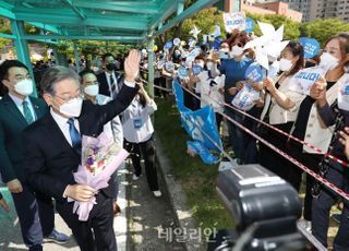 지지자들에게 인사하는 이재명