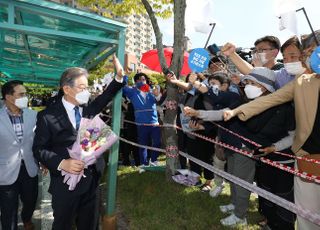 지지자들에게 인사하는 이재명 대선 경선 후보