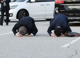 1차 슈퍼위크도 ‘과반’ 승리한 이재명, 지지자들에게 큰절