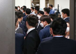 압수수색 재시도, 김웅 의원실 들어서는 이준석 대표 