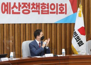 국민의힘에게 박수 받는 이재명