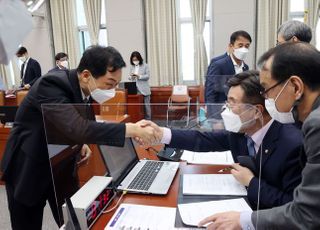 운영위에서 악수하는 윤호중-김기현