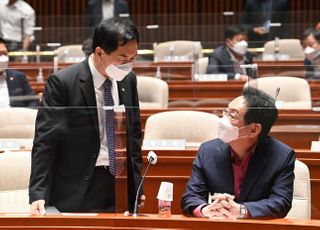 현안 긴급  보고에서 대화하는 김기현-김도읍