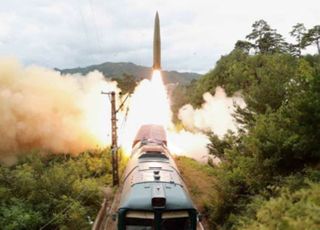 북한, 산악지대 기차 위에서 탄도미사일 쏴…김정은 참관 안해