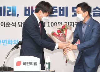 취임 100일 이준석 대표에게 축하 꽃다발 주는 김기현 원내대표