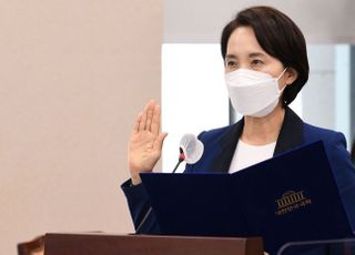 국정감사 선서하는 유은혜 사회부총리 겸 교육부 장관