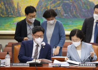 국정감사 준비하는 조성욱 공정거래위원장과 김재신 부위원장