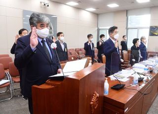 국정감사 선서하는 한상혁 방송통신위원장과 피감기관 관계자들 