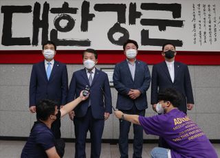 국방부 국감 파행 관련 기자회견 갖는 더불어민주당