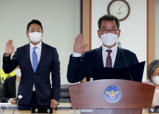 경찰청 국정감사 증인 선서하는 권순호 현대산업개발 대표와 여민수 카카오 대표