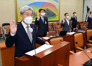 금융위원회 국정감사 선서하는 고승범 금융위원장