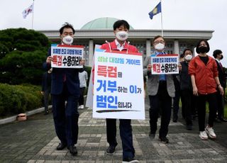 국회 출발하는 이준석, 청와대 까지 도보 1인시위