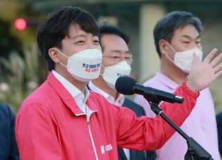 청와대 앞에서 특검 촉구 발언하는 이준석 대표