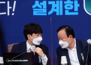 김재원 최고위원과 대화하는 이준석 대표