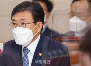 [국감 2021] 권덕철 "남자 간호사 군 대체복무 필요성 공감"