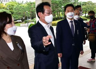 대검 항의 방문하는 국민의힘 김기현 원내대표와 원내대표단