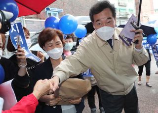 이낙연, 비단길현대시장에서 지지자와 주먹인사