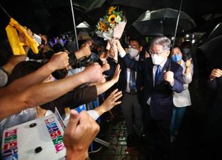 빗속에서 지지자들에게 축하 받는 이재명