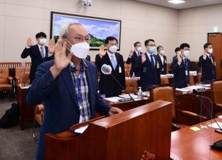 국회 환노위 국정감사 증인선사하는 문성현 경사노위 위원장