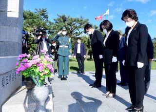 무명용사탑 참배하는 심상정 정의당 대선 후보와 당 지도부