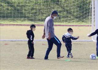 자녀들과 축구하는 아프간 특별기여자