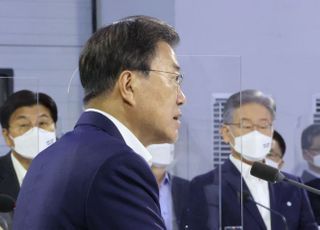 문대통령, '與 대선 후보' 이재명과 행사서 첫 대면…"축하한다" 덕담